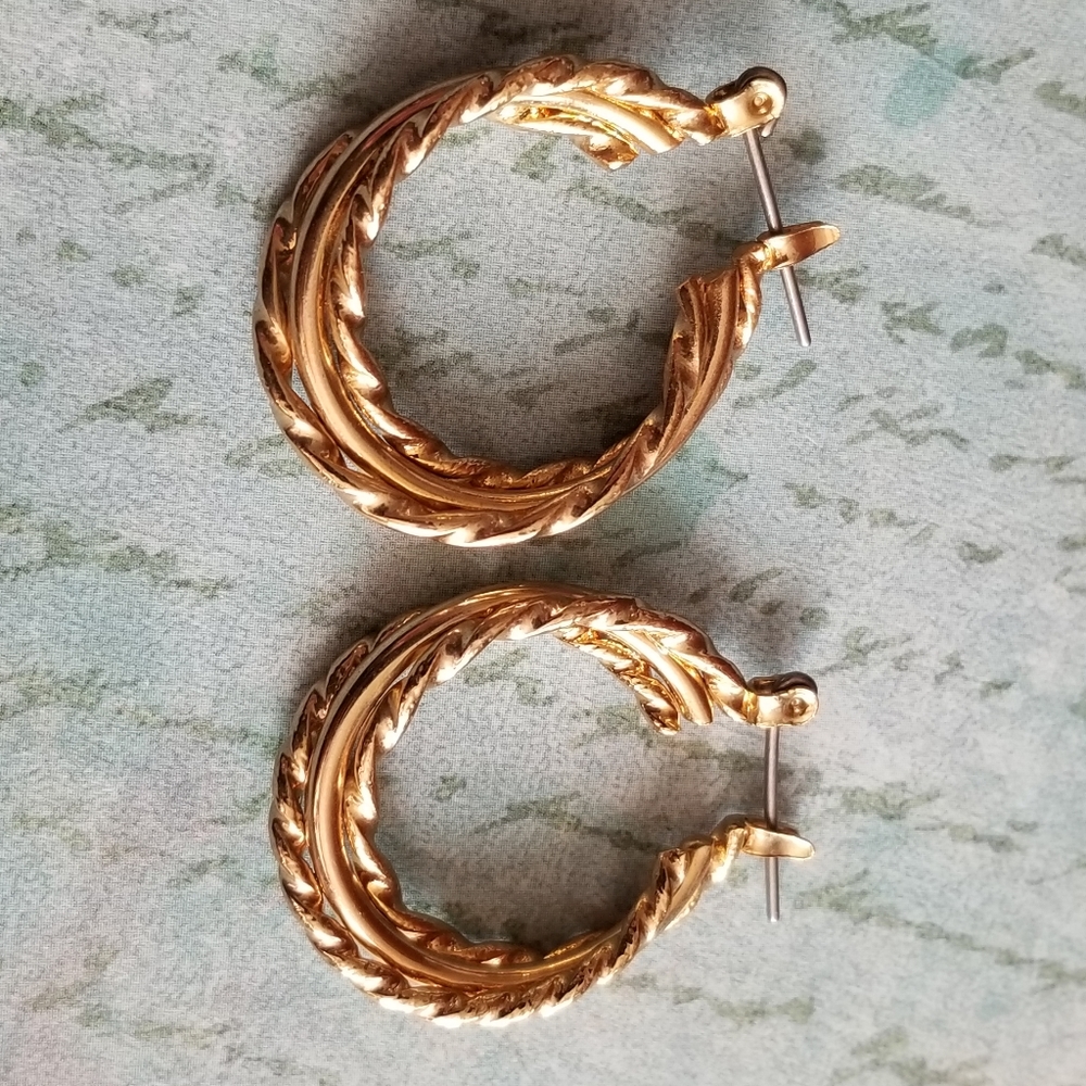 Vintage hoop earrings gold tone twist design - Picture 7 of 10